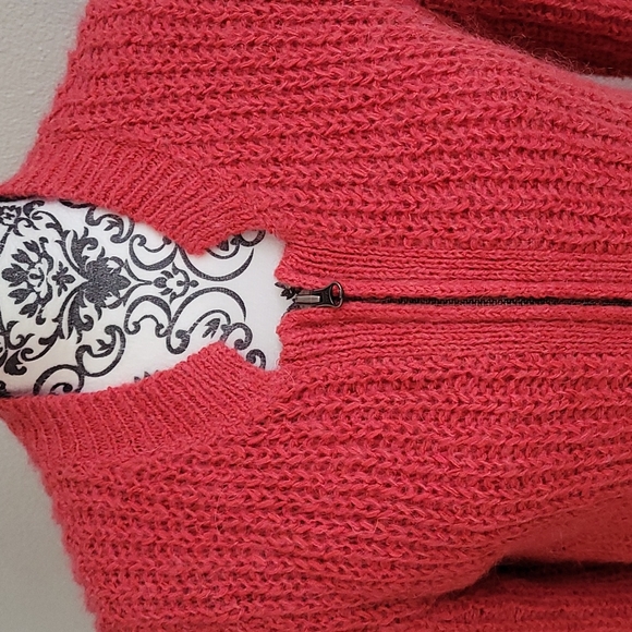 💕CABI ZIPPER SWEATER. 💕 - Picture 4 of 10